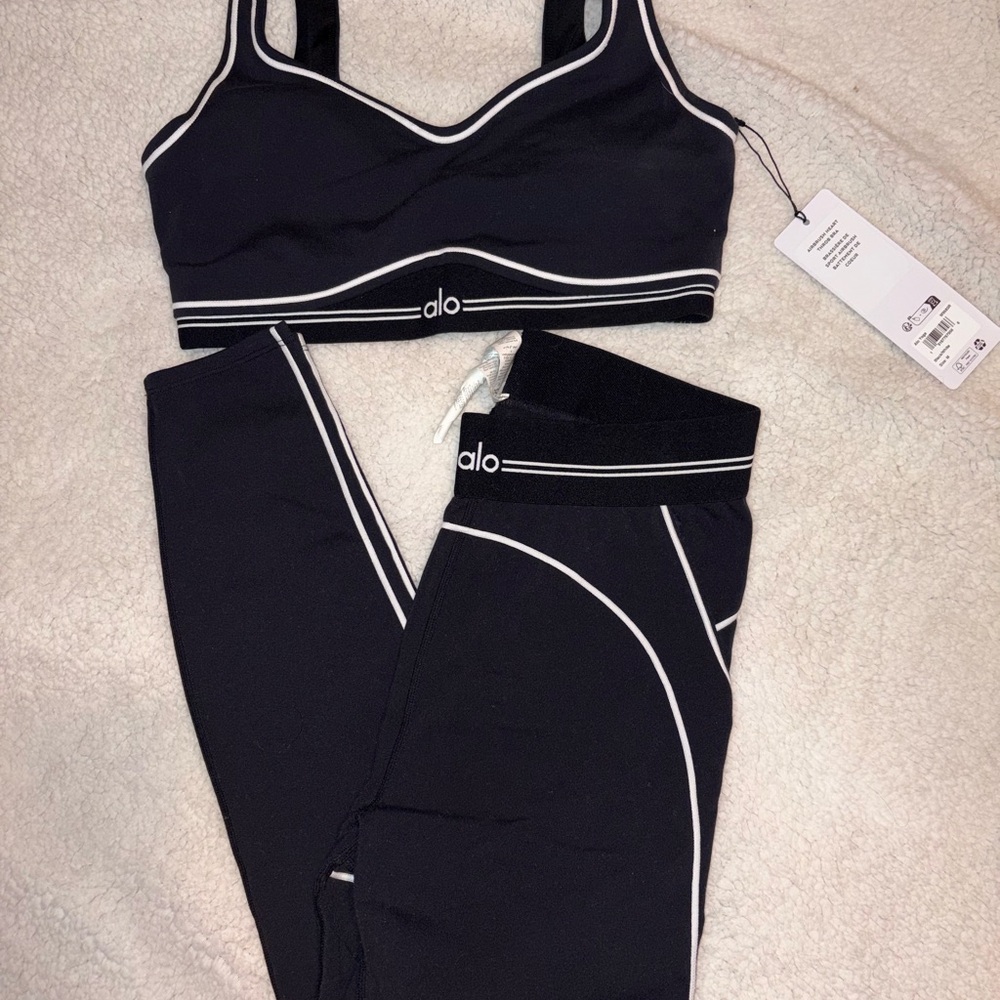 ALO Yoga Airbrush Heart Throb Bra in Black and White